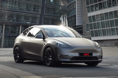 Tesla Model Y avec ressorts courts Eibach et élargisseurs de voie